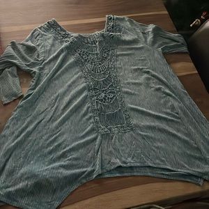 Flowy designed quarter length shirt. Umgee brand. size large.